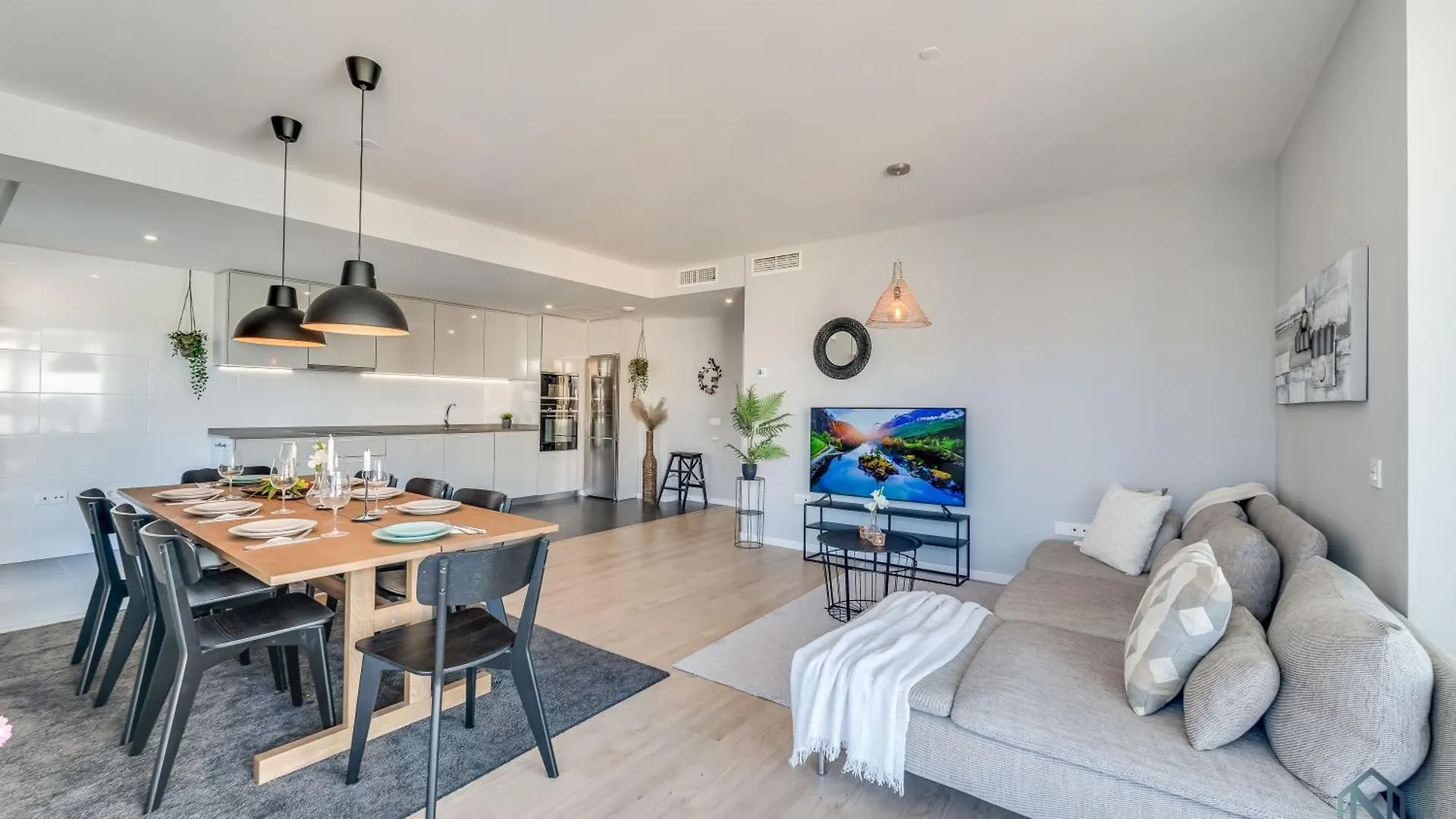 Newly Built 3 Bdrm Modern Apt W Gym, Pool, & Views Marbella