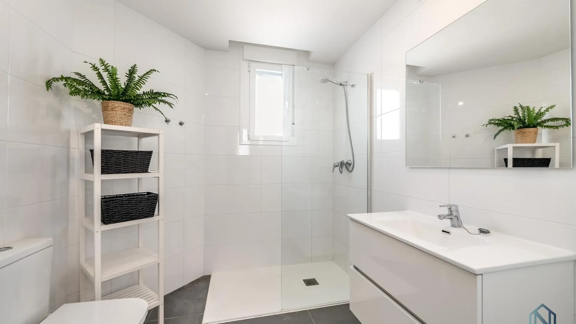 Newly Built 3 Bdrm Modern Apt W Gym, Pool, & Views Marbella